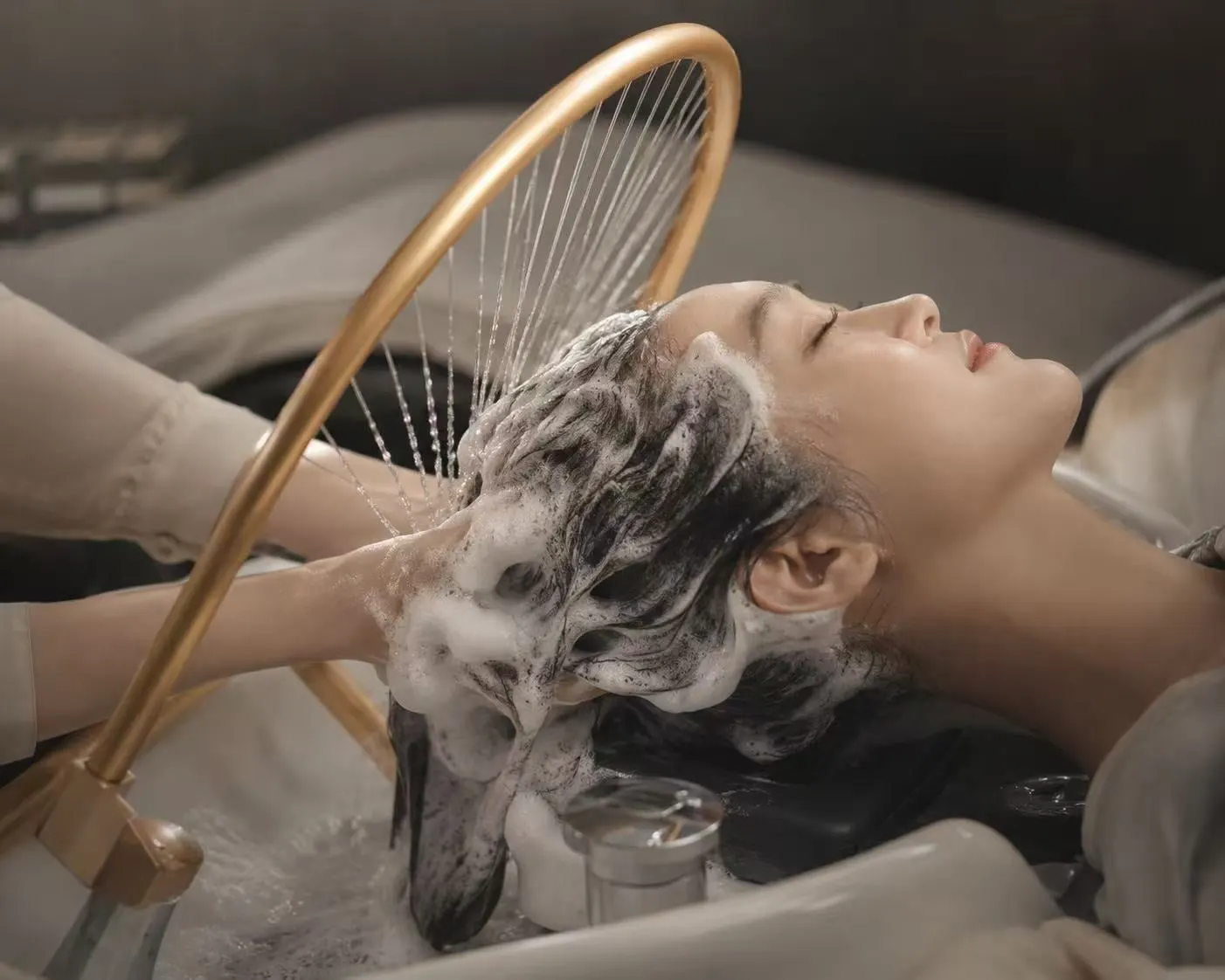 Scalp hydrotherapy wash under a gold halo ring at a D4 Season head spa
